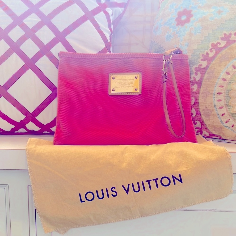 🍃🌹Authentic LV Wristlet🌹🍃